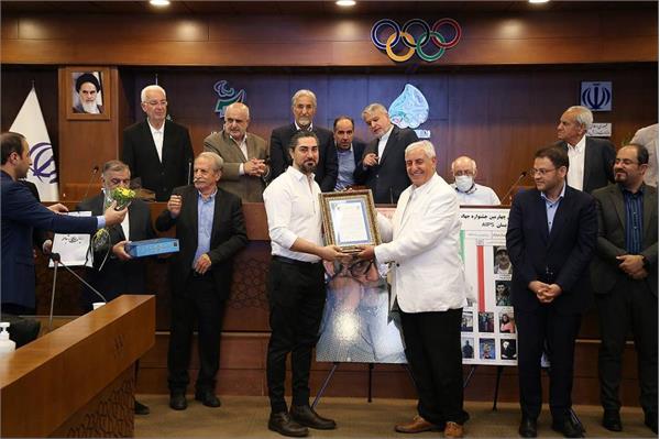 اهدای لوح به "وحید جعفری"