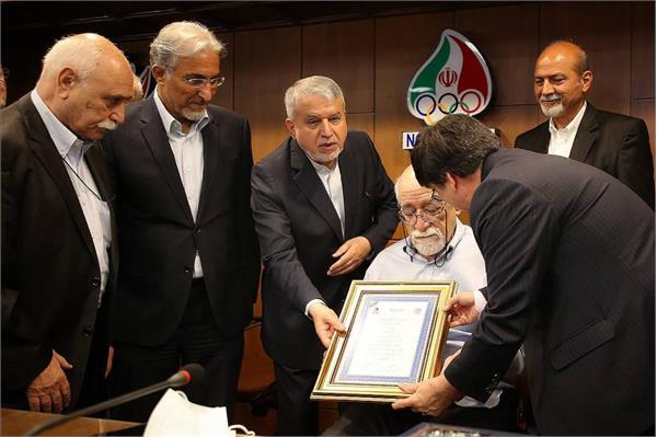 اهدای لوح تجلیل