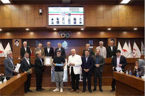 اهدای لوح تقدیر به "مازیار کوپیدار"