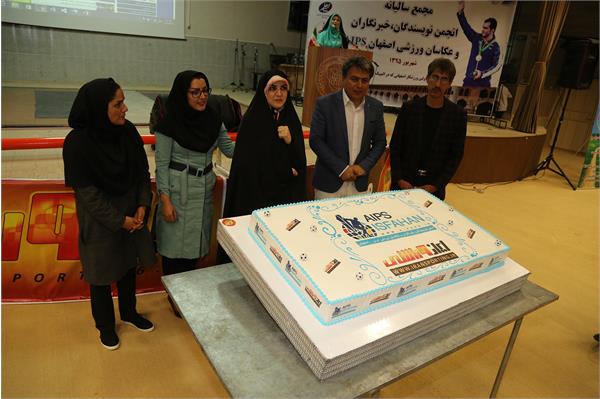 مسئول امور شهرستان های انجمن ورزشی نویسان ایران در کنار هیئت مدیره انجمن ورزشی نویسان اصفهان در جشن روز خبرنگار