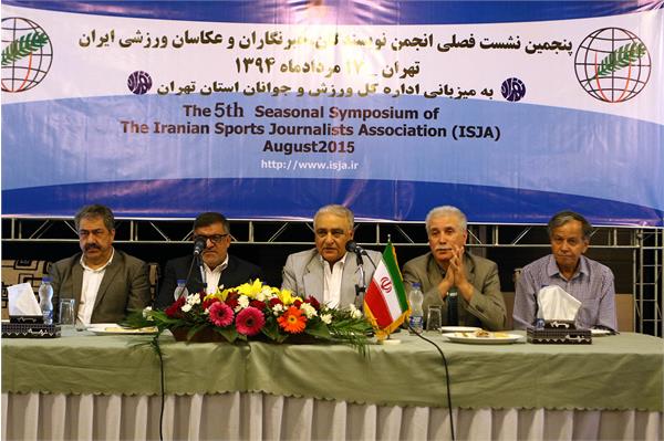 نشست انجمن ورزشی نویسان. از راست: جمشید حمیدی، تورج لارودی، منوچهر زندی، غلامحسین زمان ابادی، جهانگیر کوثری