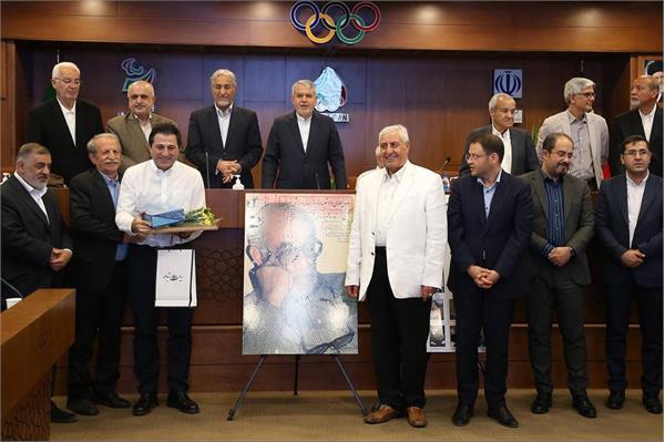 اهدای لوح به "امین محمدجمالی"